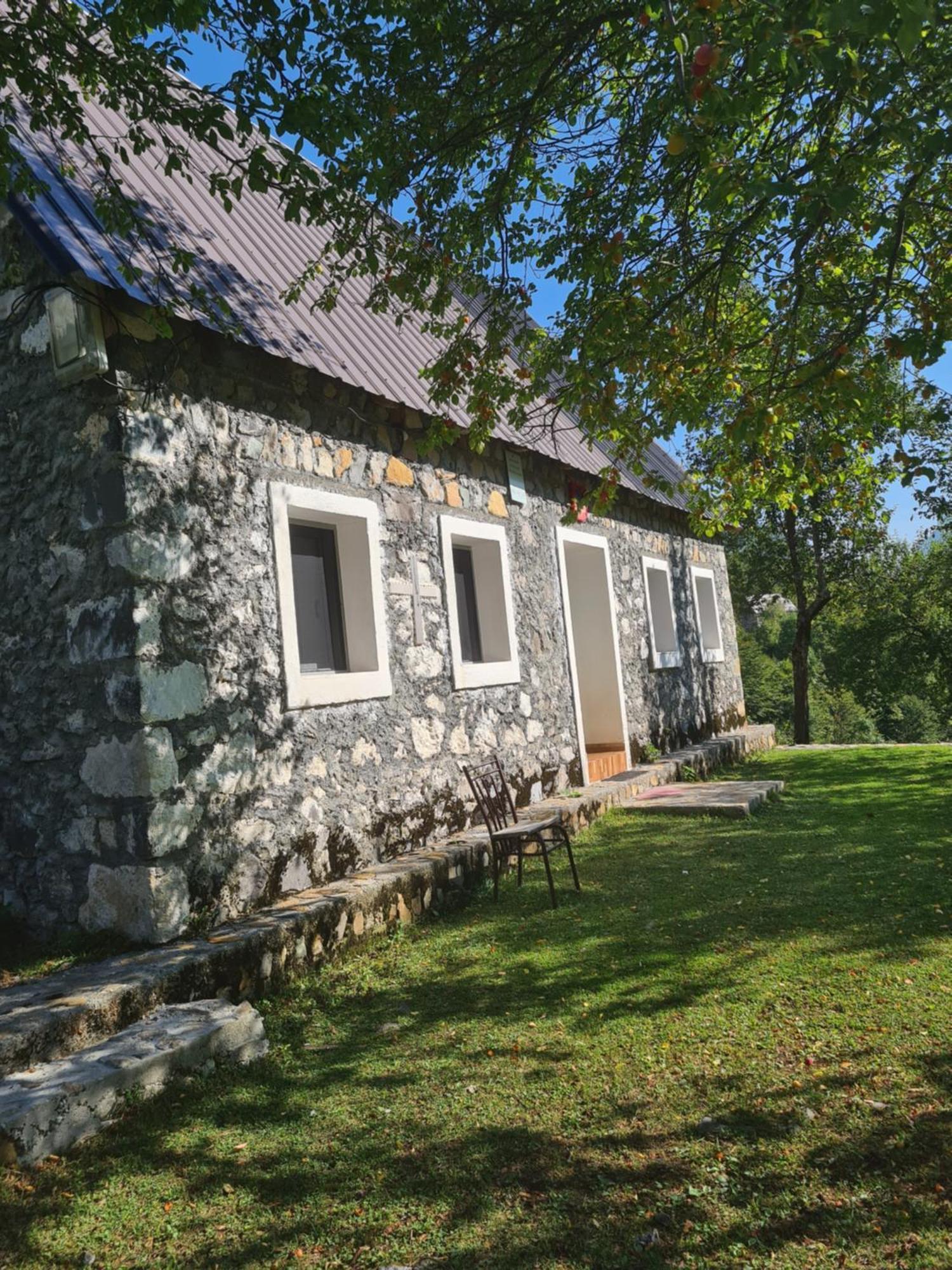 Guest House Emanueli Tropoje Экстерьер фото